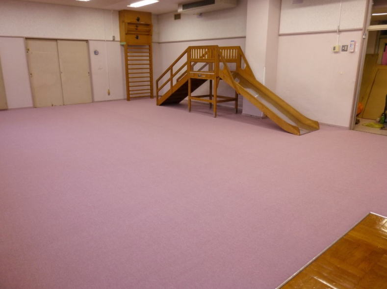 「ピンク」のカーペットで優しい癒しの教室に改装。