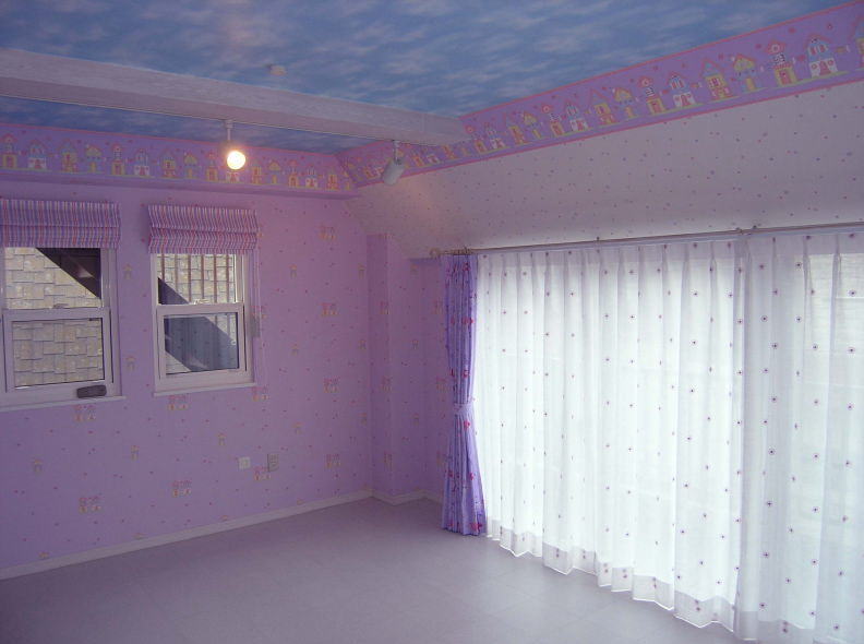 フレンチスタイル 子供部屋のリフォーム フランス製のカーテンと壁紙