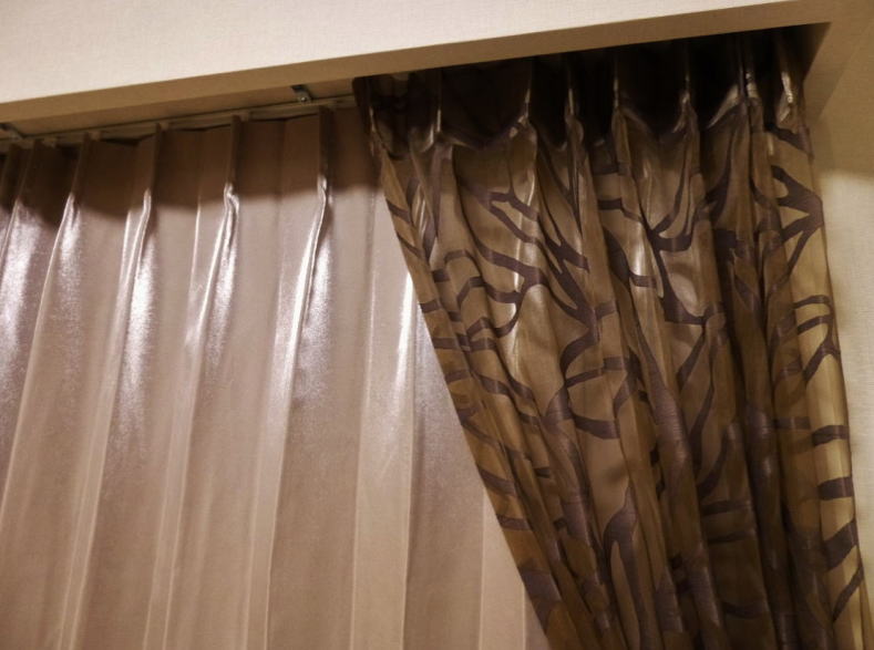 フジエテキスタイル ＰＦ2180「ウスライ」。カーテンの縫製展示品をご 