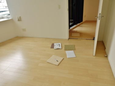 「オフィス」エリアと「居住スペース」でカーペットを貼り分け。
