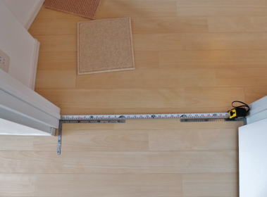 丁寧な採寸で、居室の境界のカーペットを張り分け。